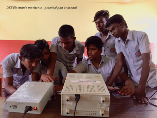 DST Electronic mechanic - practical part at school