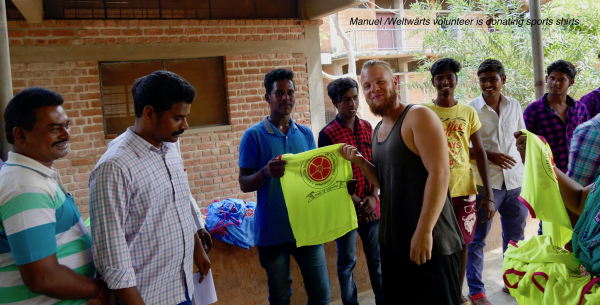 Manuel/Weltwärts volunteer has sponsored new sports shirts for the students
