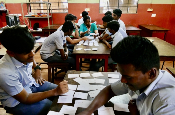 Learning English with flashcards at AIAT